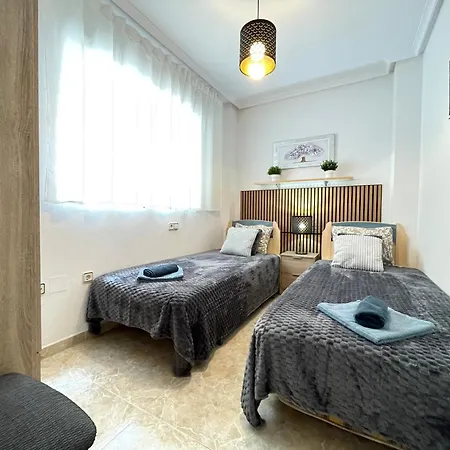 Superior La Playa! 3 Bedrooms! 2 Baths! Air Condition! Side Sea View! Appartement *
